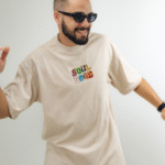 Camiseta Masculina School Bege – Estilo Universitário Casual