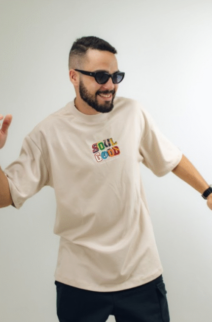 Camiseta Masculina School Bege – Estilo Universitário Casual