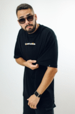 Camiseta Masculina Preta Básica com Estampa Carinha