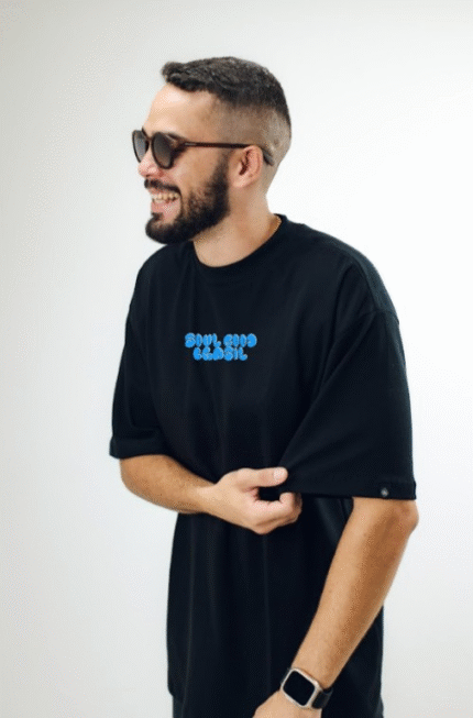 Camiseta Oversized Preta Exclusive com Estampa Grafite Azul